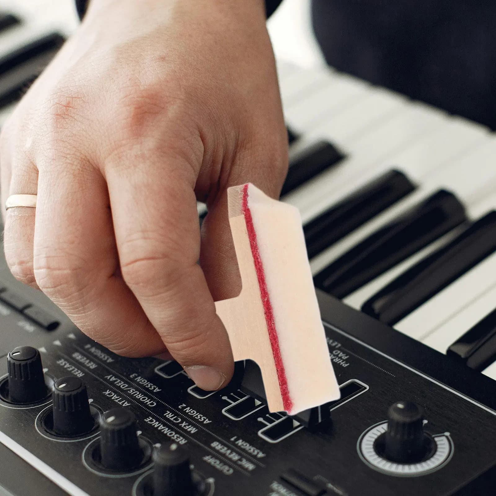 Kit di 2 Pezzi per Silenziare il Pianoforte Verticale, Blocchi in Legno Inclinati Rivestiti in Tessuto per Accordatura, Controllo del Suono, Pratica e Manutenzione del Pianoforte