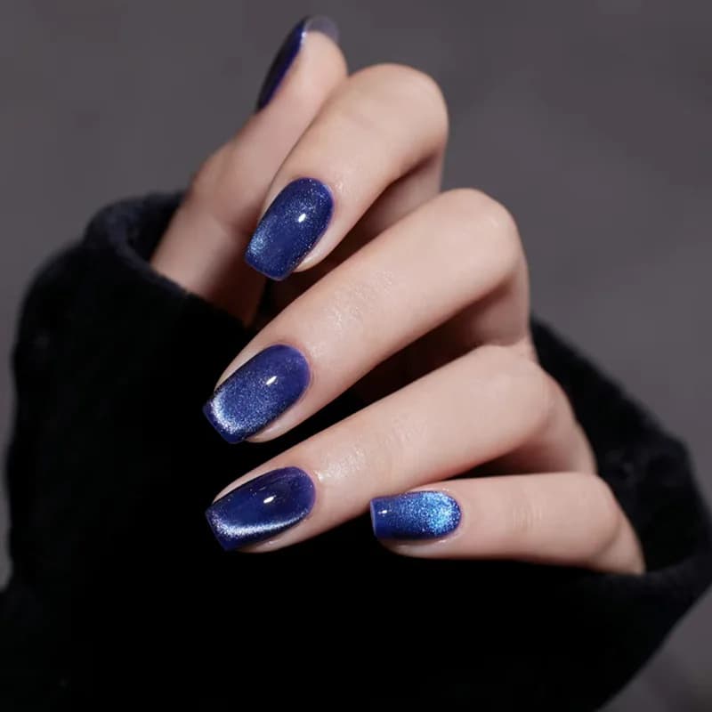 Set di 24 Unghie Finte Semplici Rosso Vino con Glitter Effetto Occhio di Gatto, Punte Artificiali Indossabili Corte Quadrate in Acrilico Stile Francese