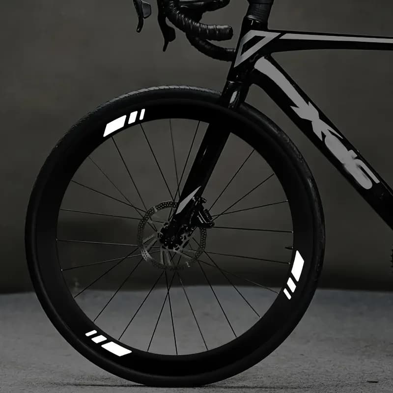 Set di adesivi riflettenti per ruote di bicicletta (16 pezzi) - Materiale in PVC, le strisce decorative si illuminano, migliorando la sicurezza e lo stile
