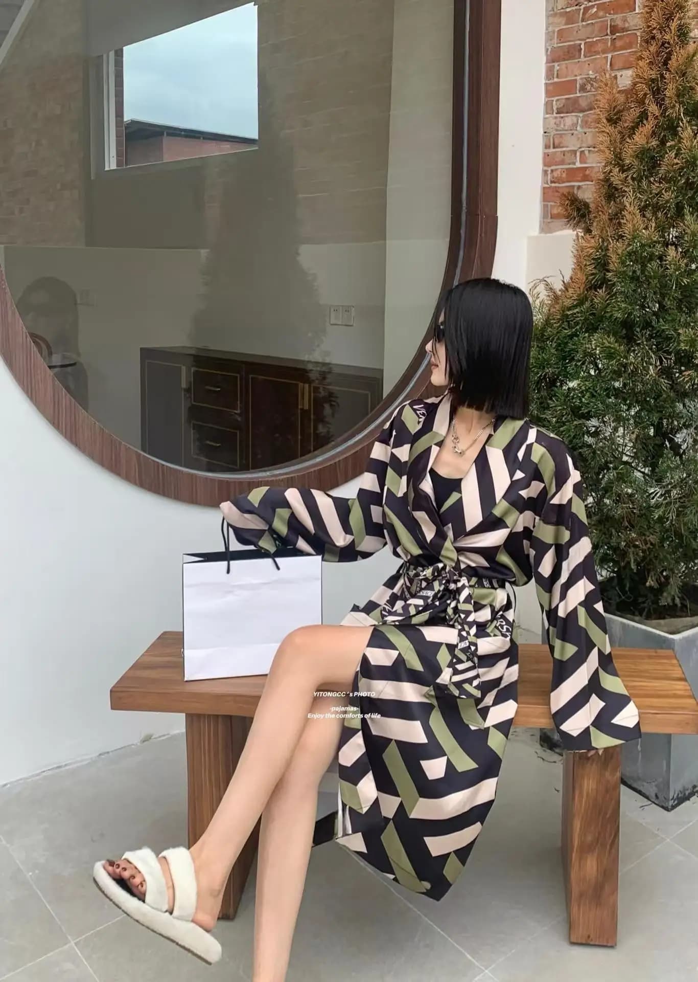 Women's Round Satin Bathrobe, Long Watch with Vintage Geometric Pattern, Long Sleeves and Belts, Casual Clothing for Home and Night