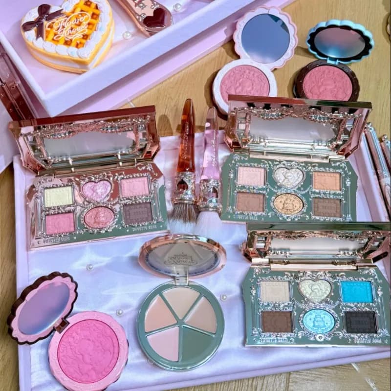 Set Regalo Trucco Flower Knows Little Angel Bunny Garden Shell Jewelry Lip Glaze Blusher Flower Know SWEETIE BEAR Blush Correttore