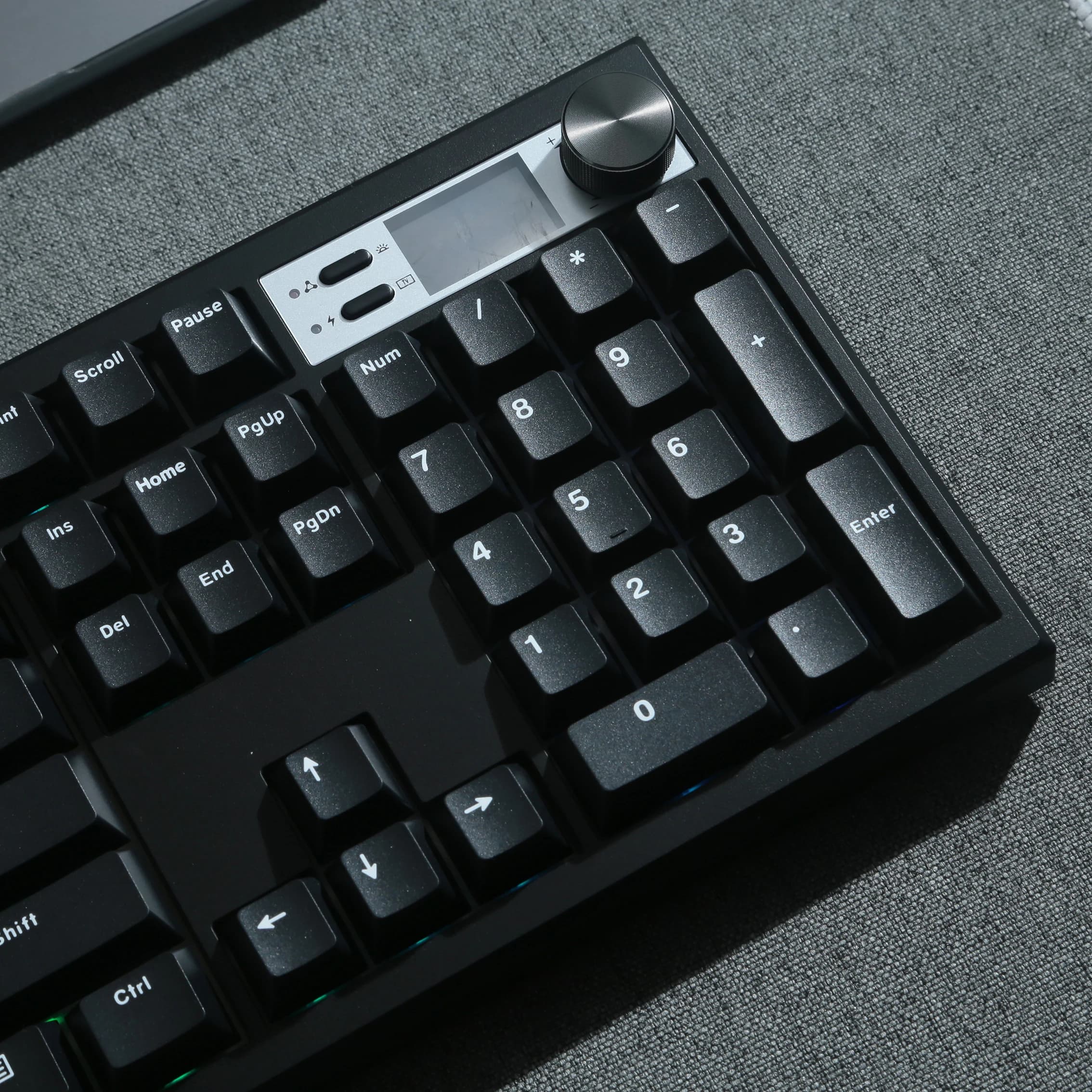 GMK104 Kit tastiera meccanica sostituibile a caldo fai-da-te con manopola Tastiera da gioco Retroilluminazione RGB con schermo Supporto connessione modalità 3 VIA