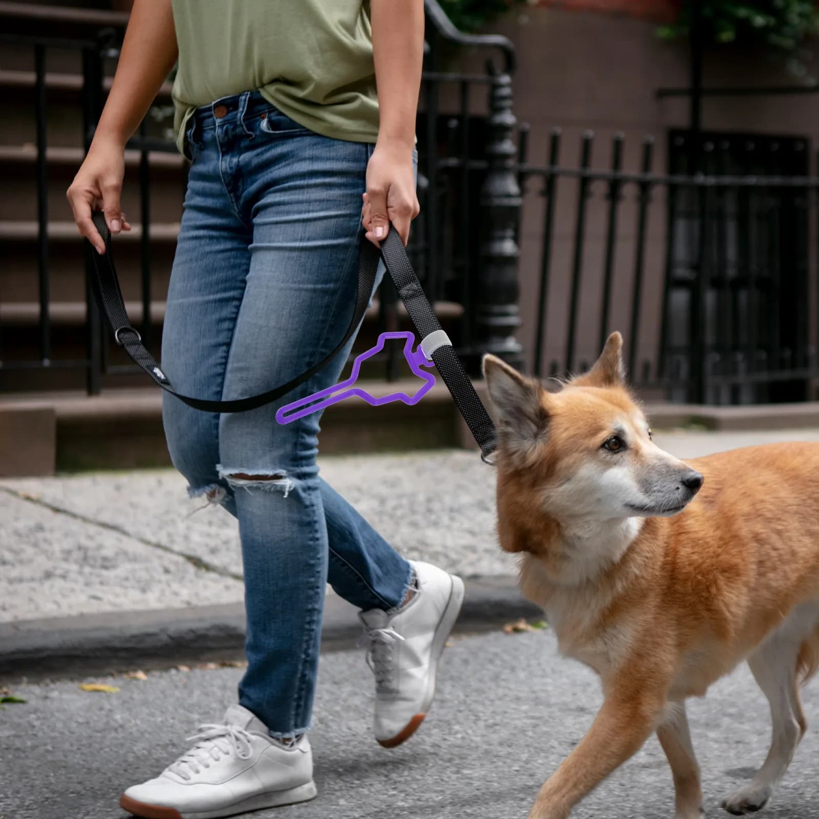 Porta Sacchetti per Escrementi di Cane Portatile Senza Mani, in Plastica ABS, con Clip per Guinzaglio, Accessorio per Passeggiate all'Aperto