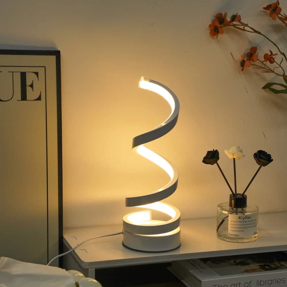 Una lampada da tavolo moderna ed elegante a spirale bianca, alimentata tramite USB con attenuazione tricolore, adatta a vari tipi di stanze.