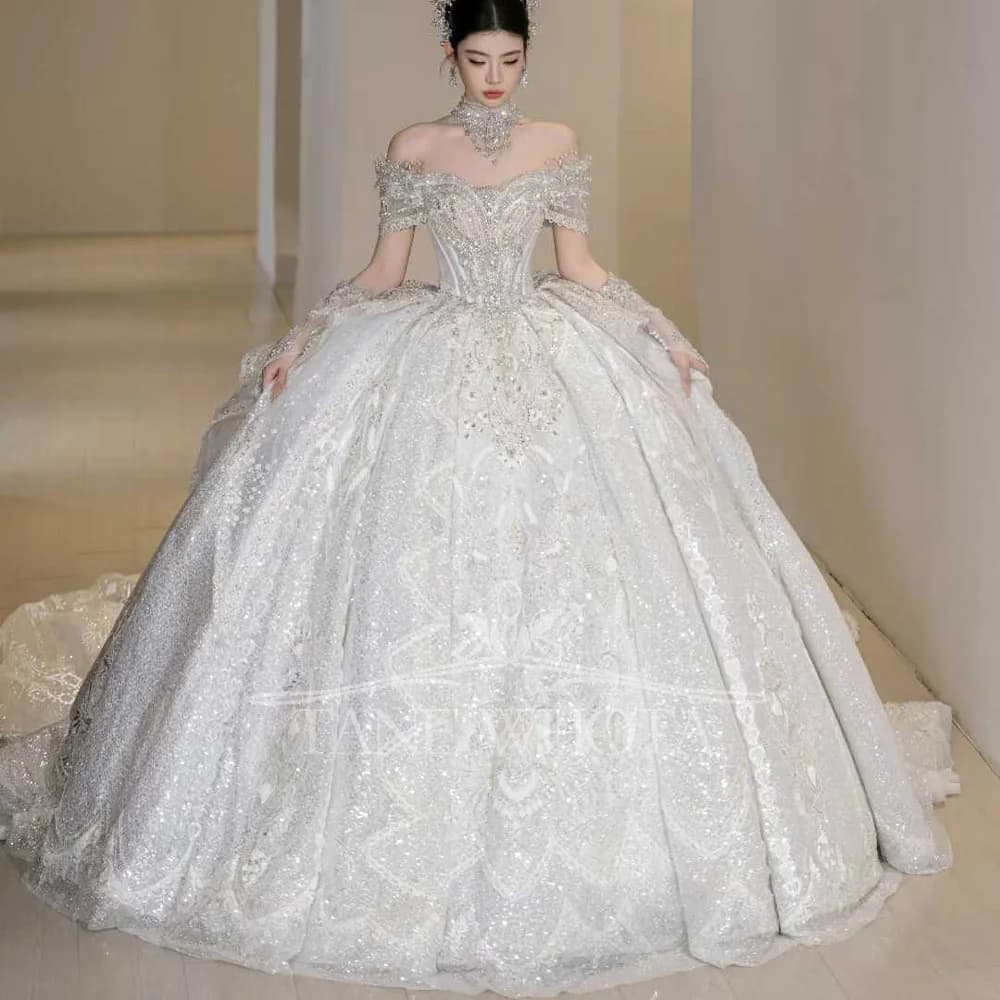 Abito da sposa personalizzabile in pizzo con scollo a cuore e spalle scoperte. Abito da sposa con paillettes e perline