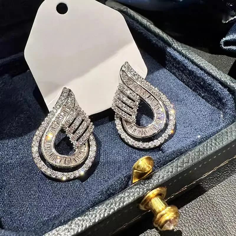 Orecchini scintillanti con zirconi intarsiati avanzati con design cavo a goccia d'acqua femminile, accessori urbani di lusso leggeri e alla moda