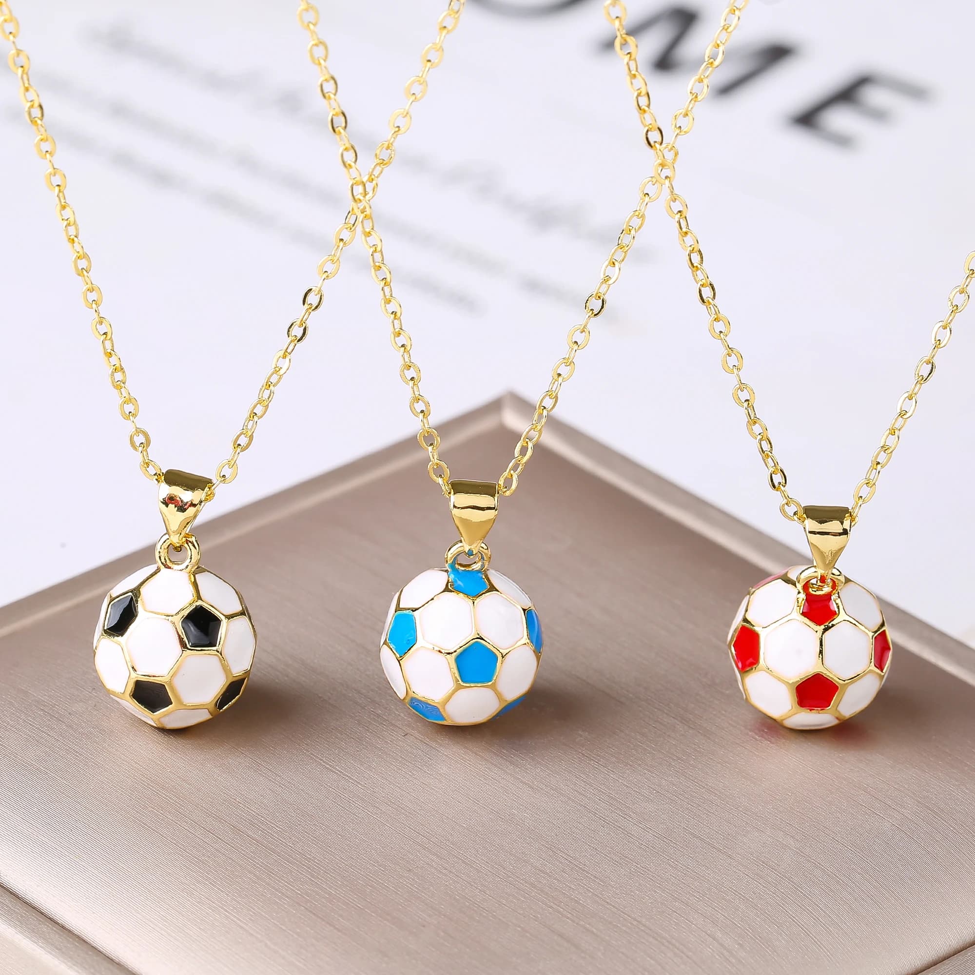 Collana 3D a Forma di Pallone da Calcio, Ciondolo in Metallo Smaltato, Gioiello Sportivo per Uomo e Donna