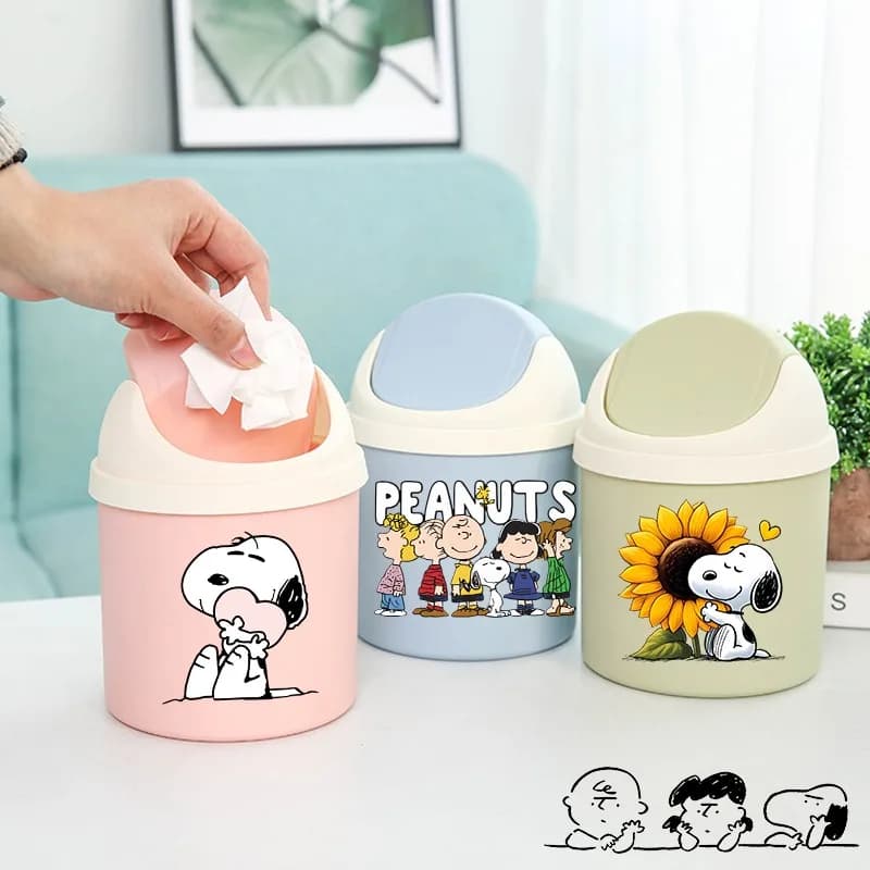 Cestino per Rifiuti Snoopy 2026, Design Anime Creativo con Coperchio Oscillante, Contenitore in Plastica per Scrivania, Casa e Ufficio, Mini Bidone Portatile, Regalo