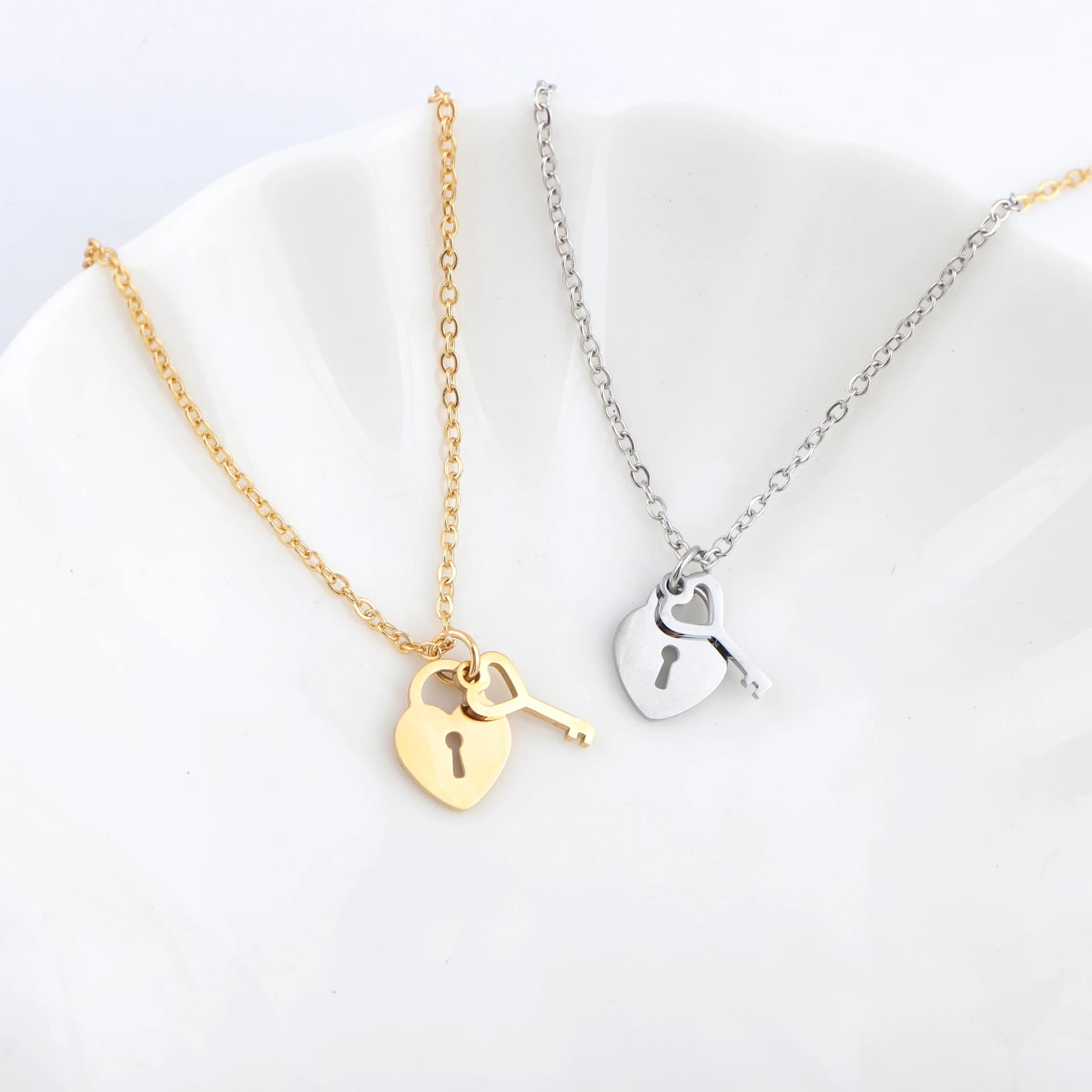 10 pz/lotto Mini serratura e chiave in acciaio inossidabile Collana con chiave lucidata a specchio e ciondolo con ciondolo a forma di cuore d'amore per regalo di amico