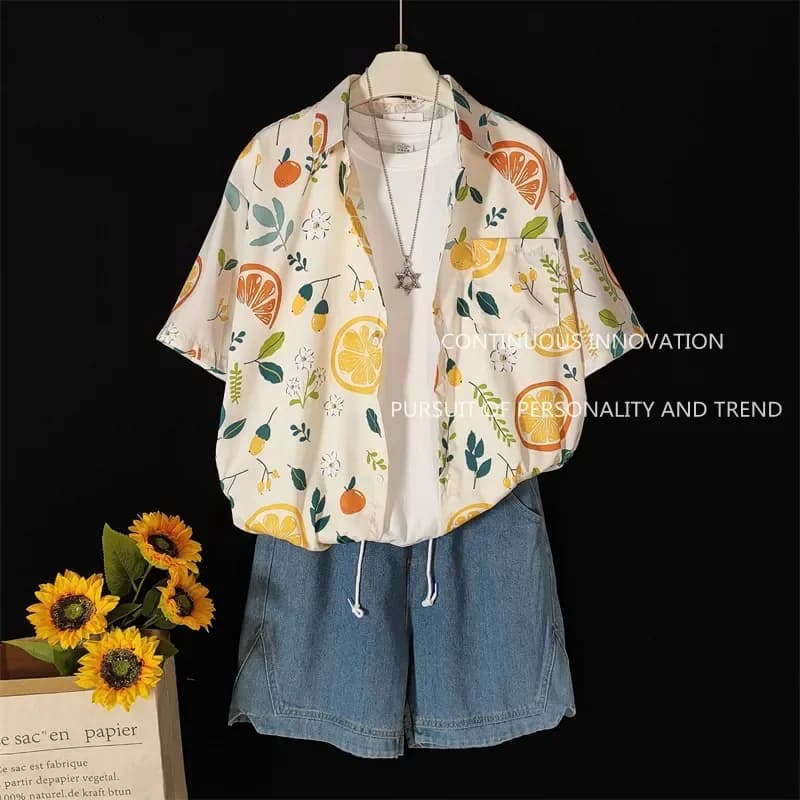 Completo Estivo Casual da Uomo: Camicia a Maniche Corte con Stampa Frutta e Pantaloncini in Denim