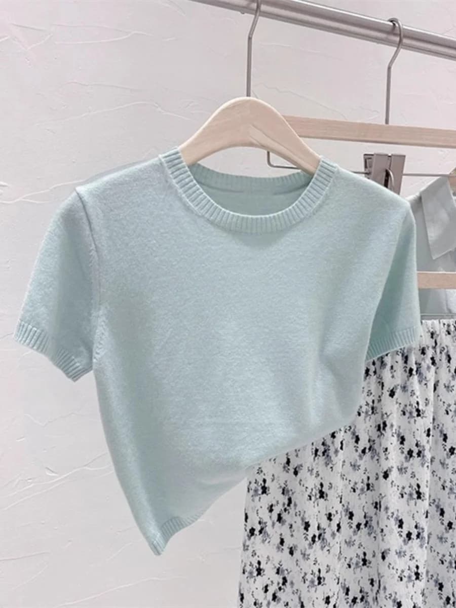 Elegante T-shirt da donna a maniche corte azzurro chiaro in maglia, spalle regolari, top estivo sottile e morbido, stile coreano, per il commuting