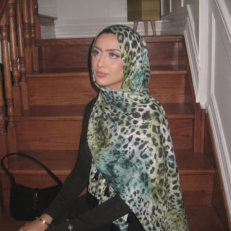 Hijab con Stampa Leopardata e Nappine, Sciarpa Morbida Elegante per Donne Musulmane, Accessorio Modesto per Viaggi e Uso Quotidiano