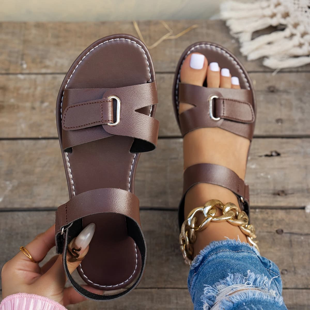 Sandali piatti estivi da donna 2026 alla moda con fibbia in metallo, punta tonda, aperti, casual, comodi, da spiaggia, stile romano per signore