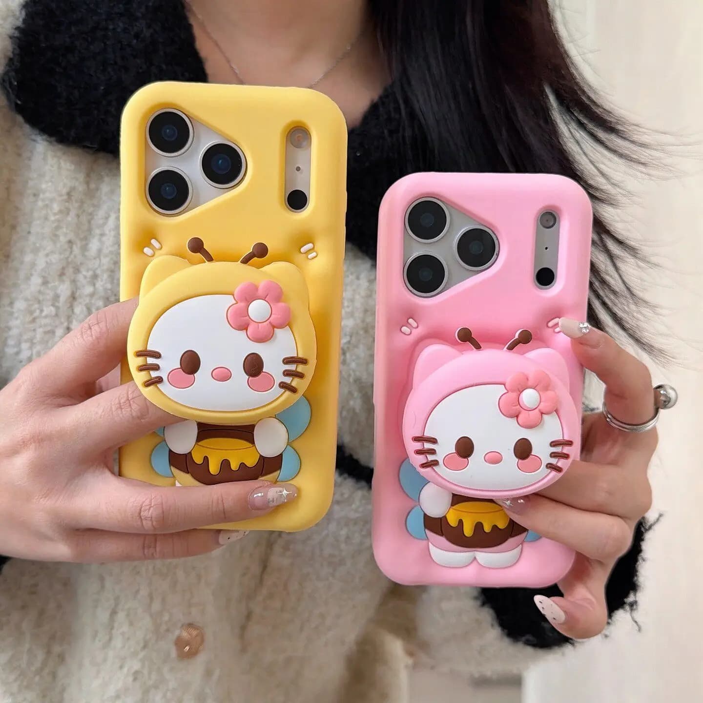 Cover per iPhone 17 16 15 14 13 Pro Max in silicone morbido con supporto 3D stereoscopico a forma di ape Sanrio Hello Kitty