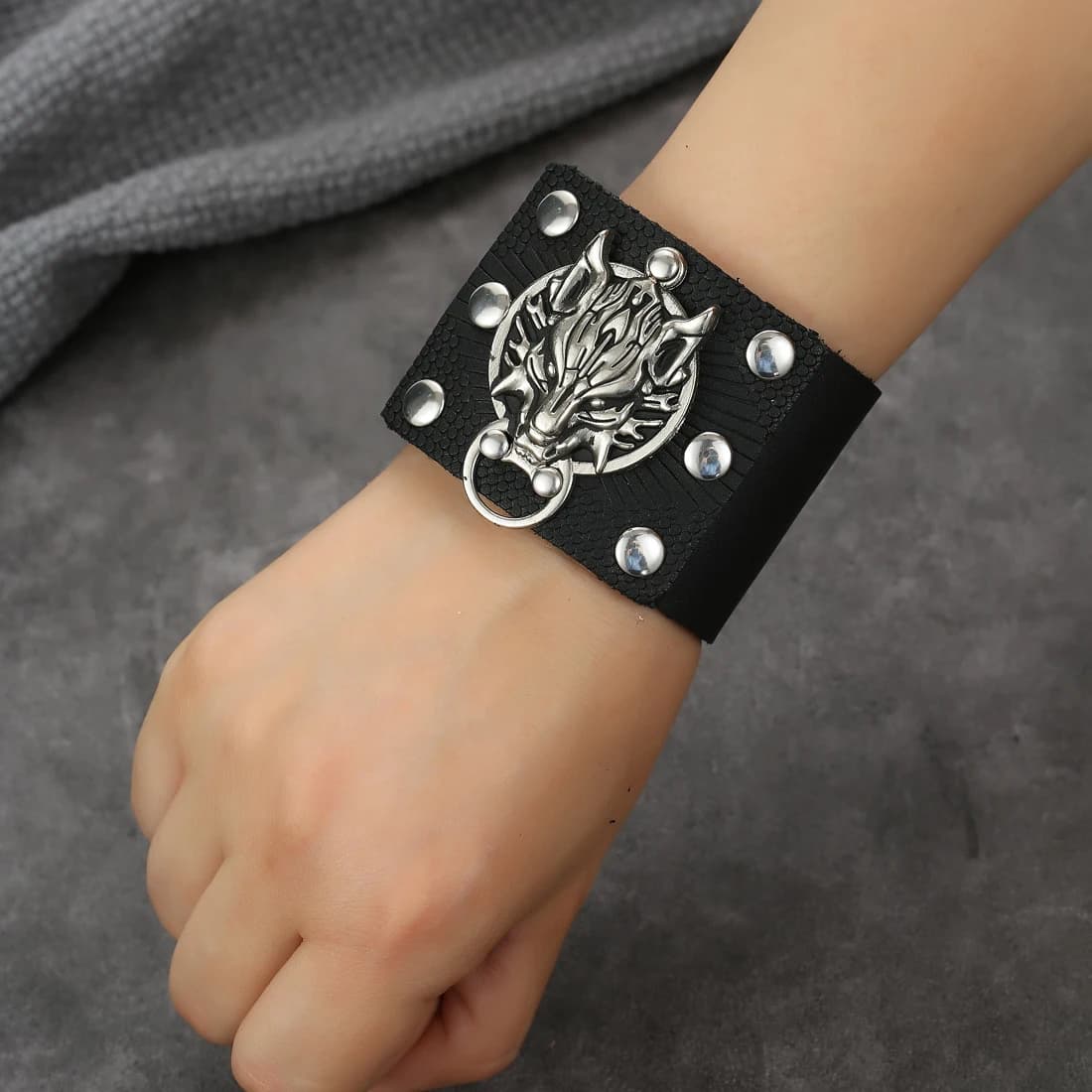 2025 Bracciale con ciondolo modello testa di drago regolabile con polsino nero alla moda, gioielli popolari da indossare ogni giorno