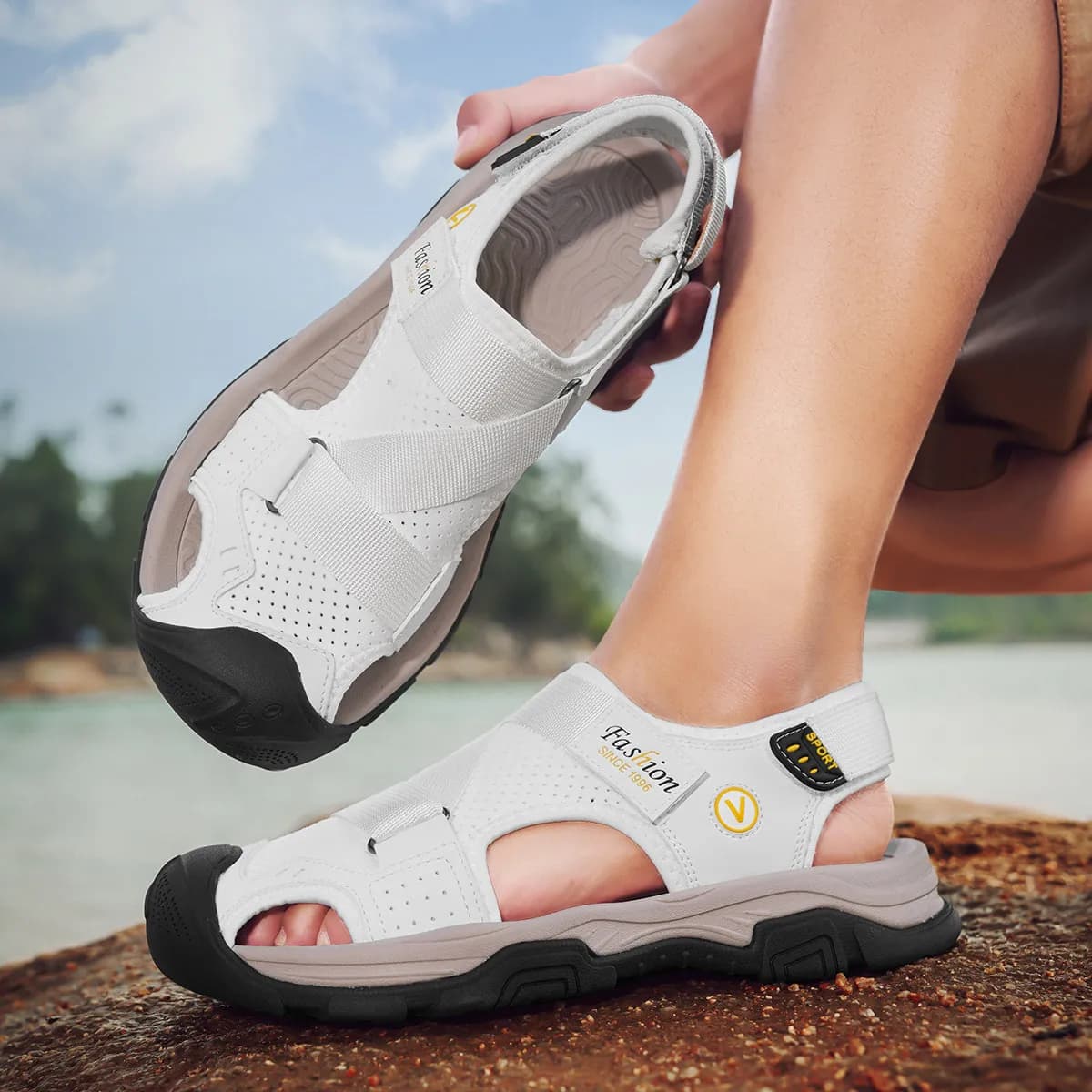 Summer Men's Outdoor Beach Sandals Closed-Toe Breathable Big Size Adjustable Velcro Vamp Heel Straps Casual Travel Sandals