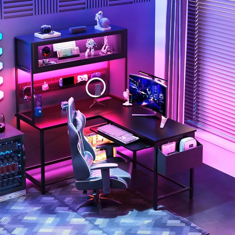 Scrivania da Gaming a L con Prese di Corrente e Luci LED, Scrivania per Computer Piccola Reversibile da 39'' con Mobiletto Superiore e Pannello Forato