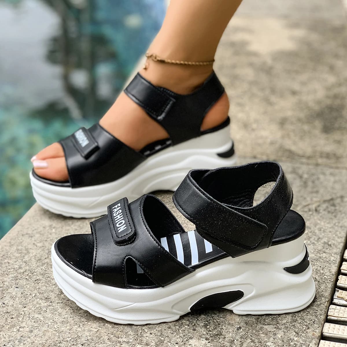Sandali sportivi casual da donna con suola spessa tinta unita, nuovi sandali con zeppa in stile romano con suola morbida e design in velcro, collezione estate 2026