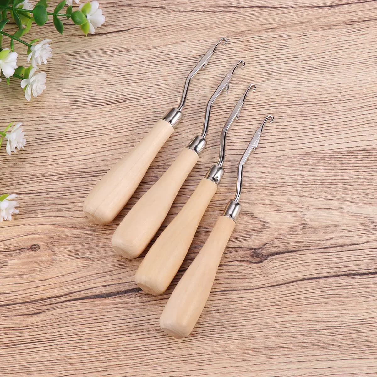 Set di 4 Uncinetti in Legno e Metallo per Donne, per Riparazione Tappeti e Lavori Fai-da-Te, con Impugnatura Ergonomica Liscia per Facile Lavorazione a Maglia