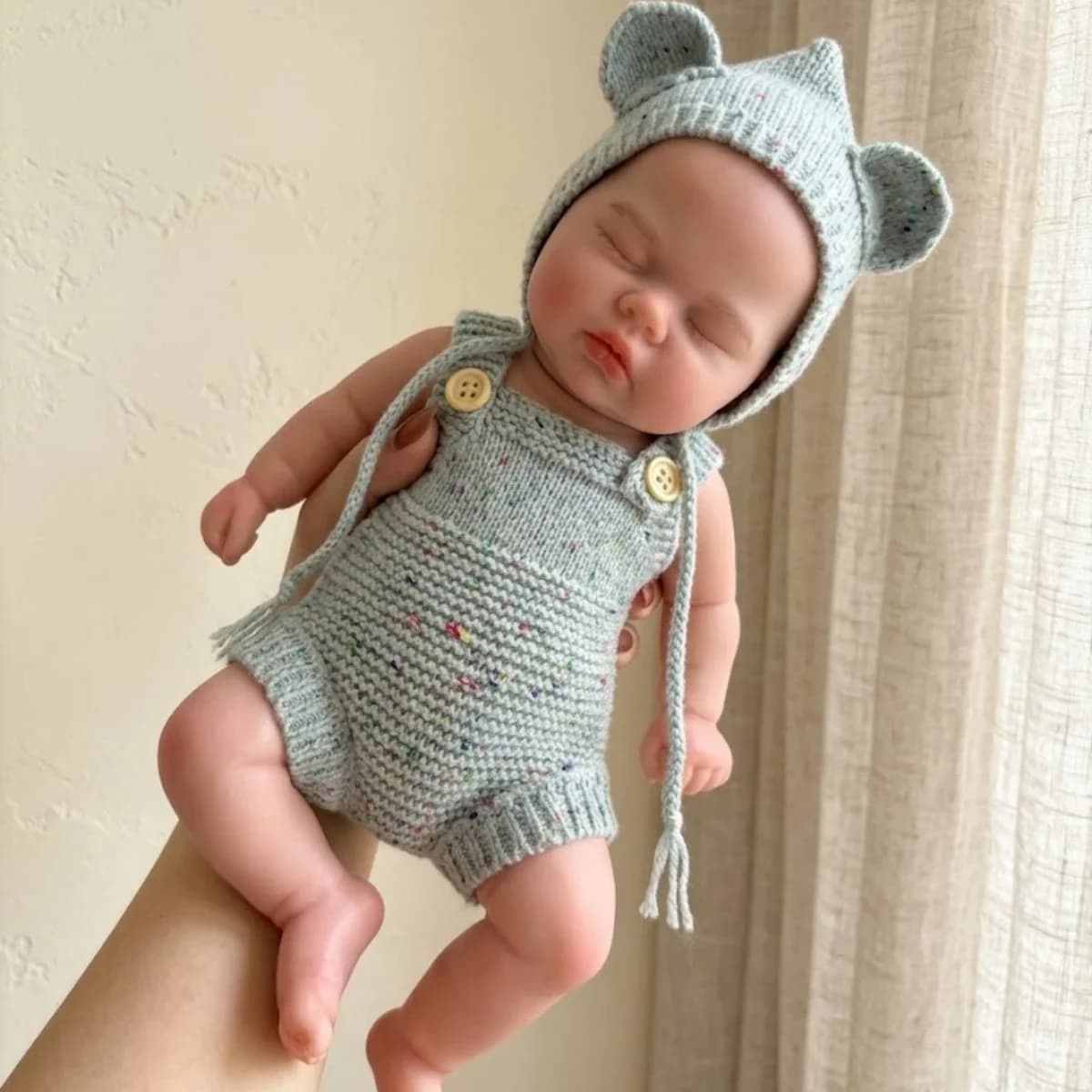2 Set di Vestiti con Occhi Chiusi, Bambola Reborn in Silicone da 33 cm, Bambola Femminile con Bocca Aperta, Corpo Morbido al Tatto, Pelle Dipinta 3D, Bambola Realistica