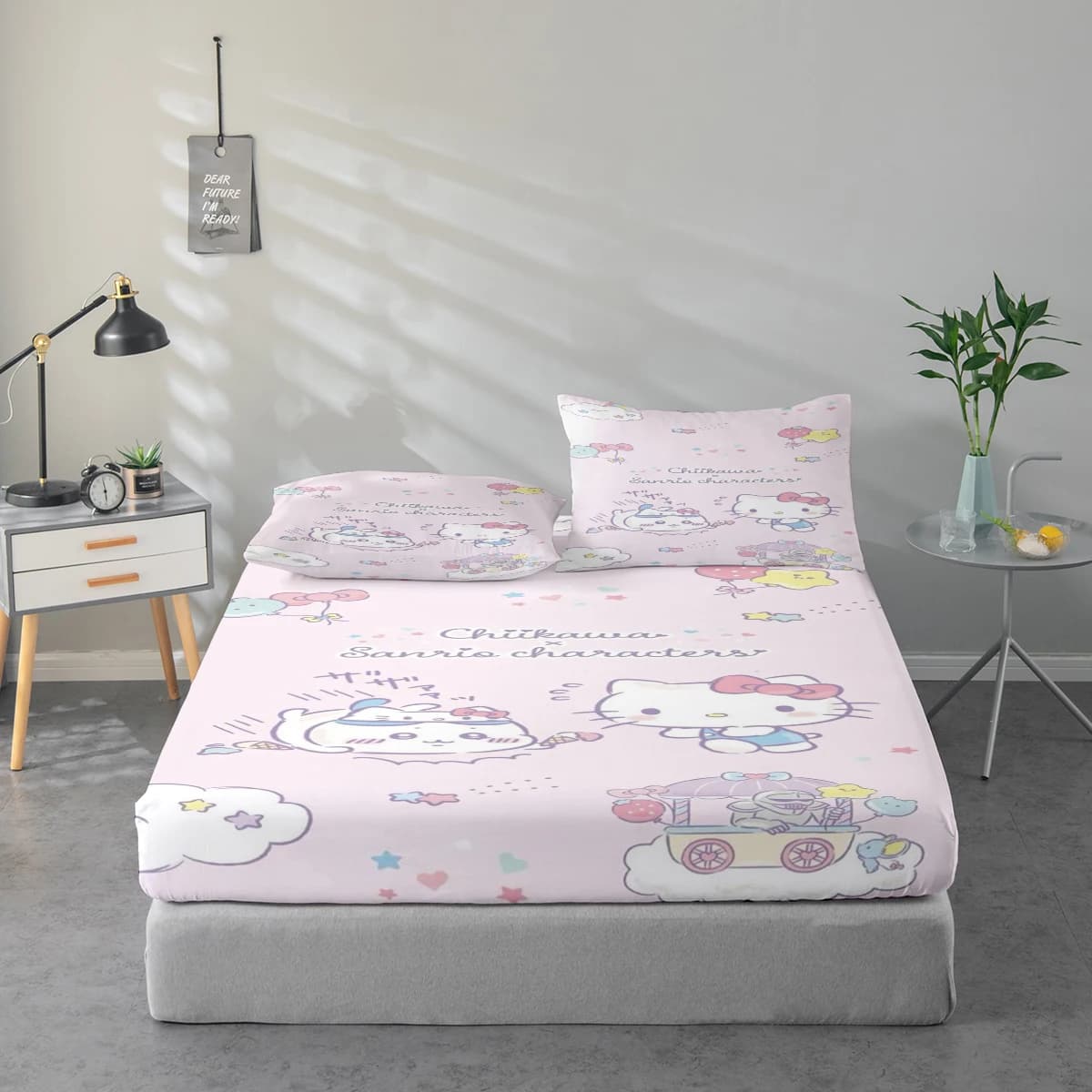 Set di lenzuola con stampa digitale ad alta definizione in 3 pezzi, set di lenzuola con motivo a cartoni animati Qikewa X Sanrio, set di lenzuola con stampa floreale di grandi dimensioni, include 1 lenzuolo con angoli + 1/2 federe, adatto per camera da letto, camera degli ospiti, decorazioni per la casa, lenzuolo con angoli in fibra di poliestere + federa, biancheria da letto ultra morbida, tessuto spesso e ultra morbido, confortevole per tutte le stagioni, lavabile in lavatrice