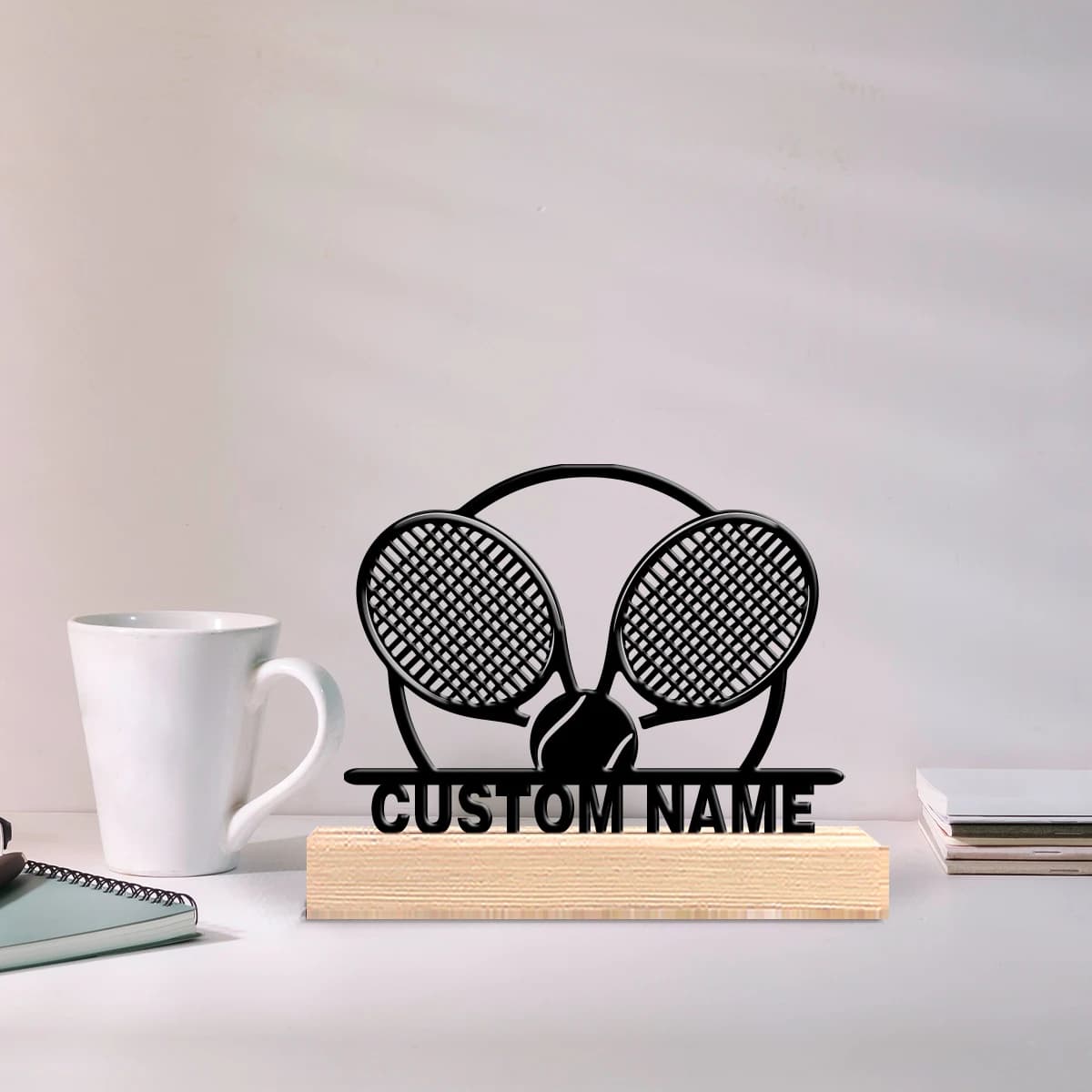 1 pz Statuetta Minimalista Racchetta da Tennis Personalizzabile con Testo, Scultura in Metallo/Ferro con Base in Legno, Ornamento Artistico in Latta