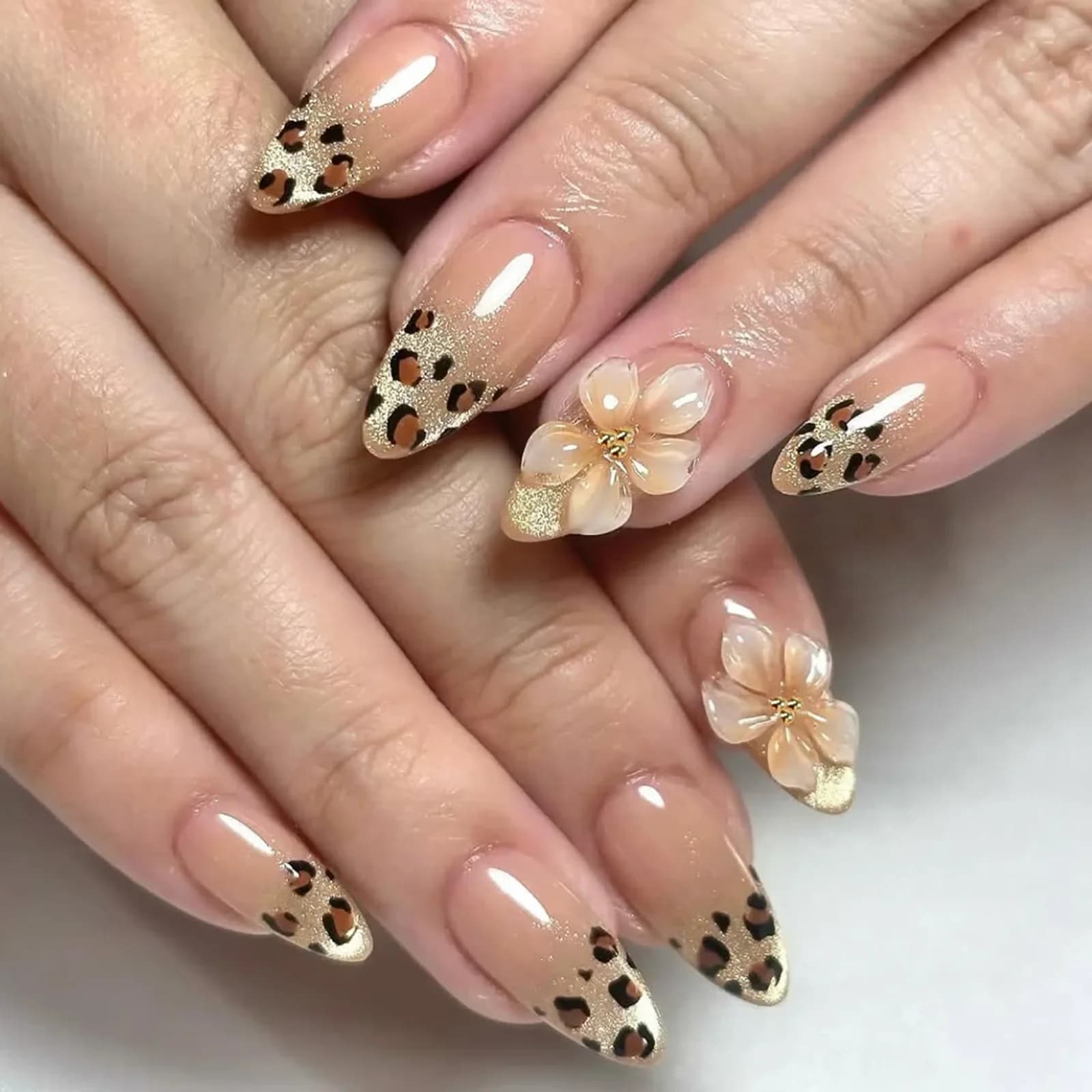 Set di 24 unghie finte a forma di mandorla con stampa leopardata, bordo francese, stile dolce e cool.