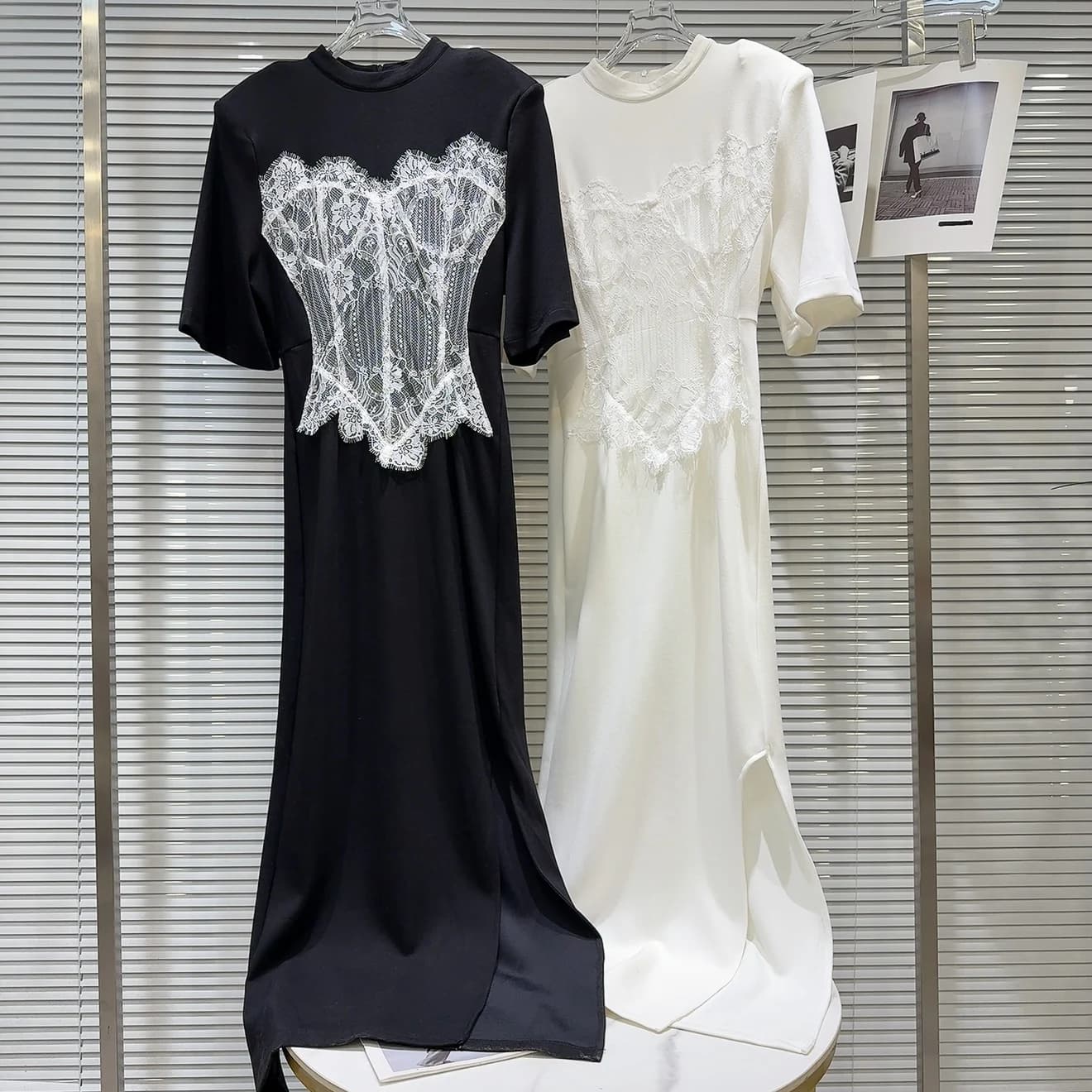 Abito a maniche corte in raso di seta a vita alta con shorts bikini in pizzo dolce e piccante, vestito da donna alla moda primavera 2026 nuovo stile a trapezio