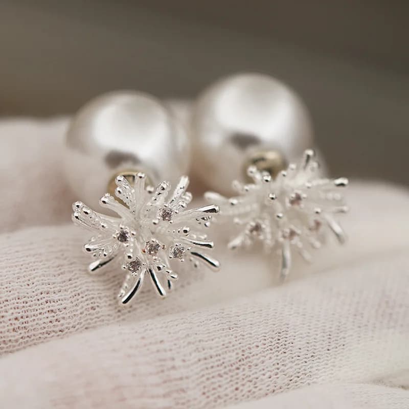 Orecchini a bottone con fiore di cristallo di nuovo design per la vista per le donne Gioielli di marca di moda Perle di zirconi Orecchini delicati