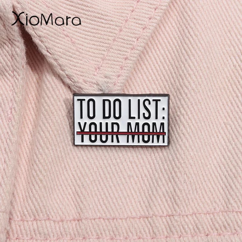 Lista delle cose da fare la tua mamma Spilla smaltata Sarcasmo Sarcastico che dice Spilla Zaino da bavero Distintivo Accessori gioielli divertenti Regalo