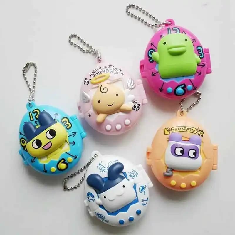 Disponibile Bandai Tamagotchi Scatola di immagazzinaggio Set di ciondoli P1 P2 Appeso Collecton Decorazioni Portachiavi Ornamenti Modello Giocattolo Regali
