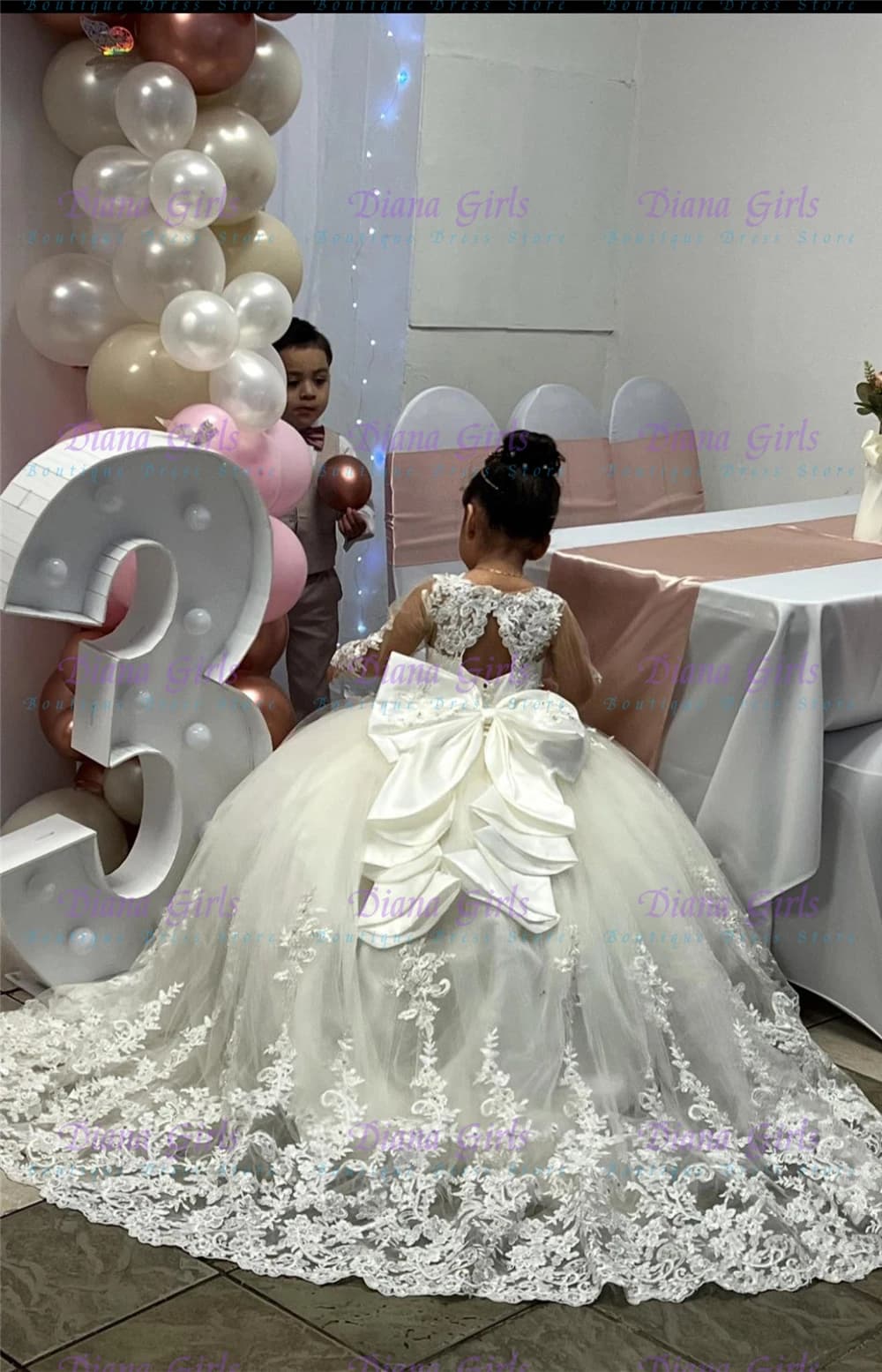 Elegante Abito da Damigella Bianco in Tulle Soffice con Raffinata Applicazione in Pizzo per Bambine, Ideale per Matrimoni, Feste di Compleanno e Serate di Gala