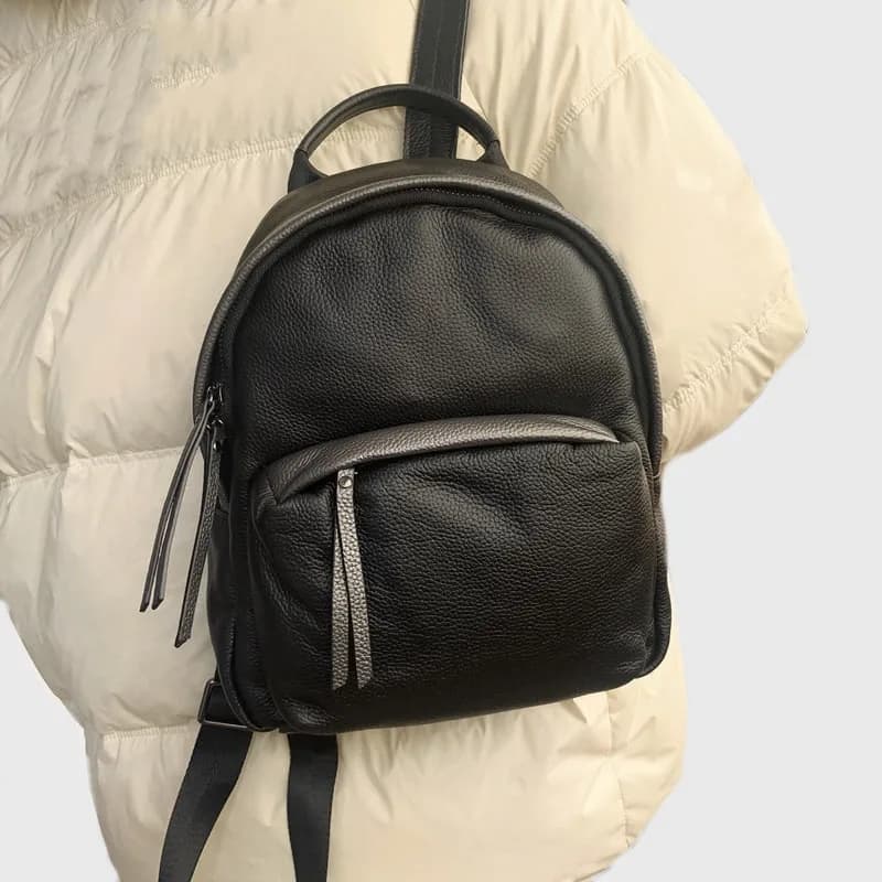 Zaini da donna in vera pelle Borse da donna piccole 2025 Nuova borsa da scuola alla moda in pelle bovina per ragazze Zaino da viaggio quotidiano