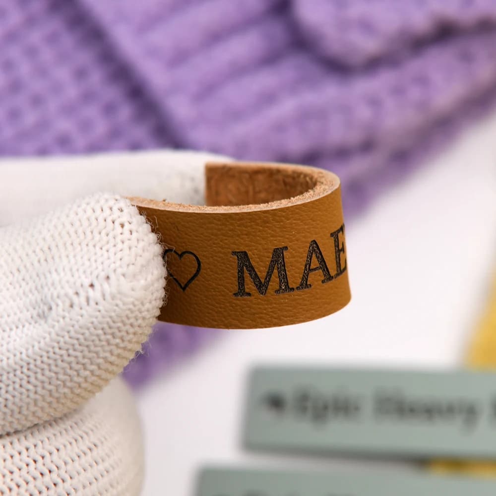 Etichette in Pelle Personalizzate con Incisione Laser 12,5x50mm, Spessore 1mm, Pre-Forate in Vera Pelle Ecologica per Progetti Fai-da-Te e Artigianali