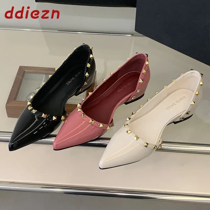Nuove Scarpe Basse da Donna con Punta Affusolata e Rivetti, Modello Slip-On, Collezione 2026, Calzature Casual Femminili Eleganti