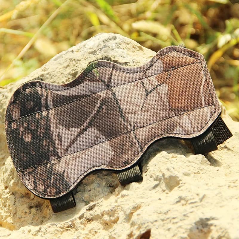Camouflage Arm Guard Shooting tiro con l'arco freccia Leather 3 Strap Shooting Target protezione del braccio cinturino sicuro arco ricurvo composto