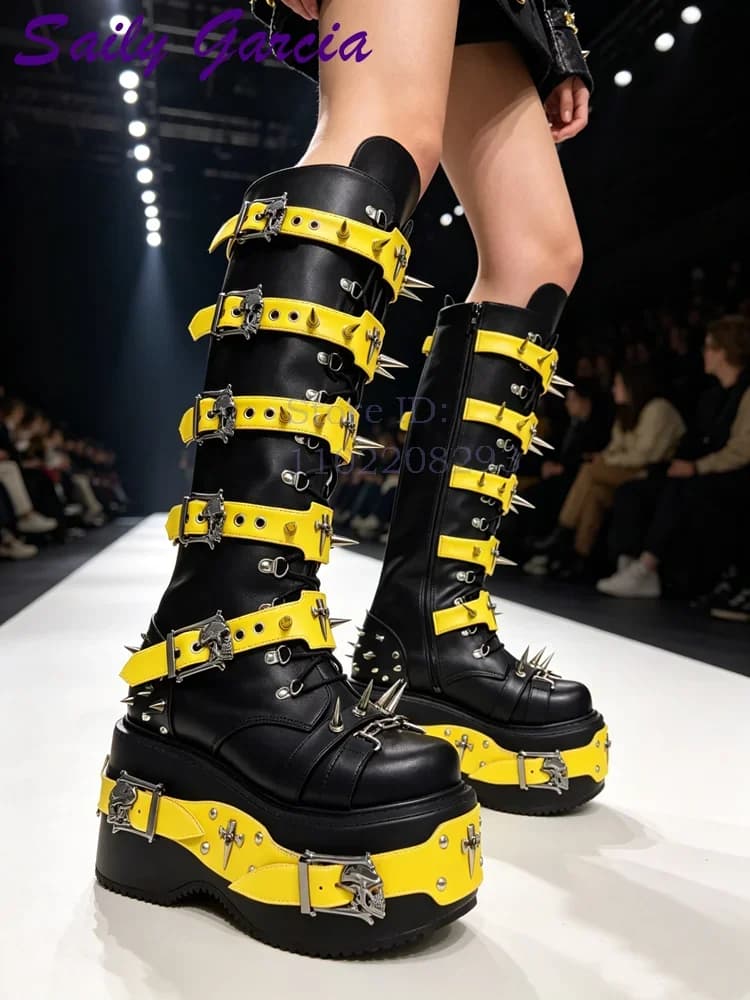 Stivali al ginocchio punk con rivetti a teschio, punta tonda, cinturino patchwork, plateau, cerniera laterale, scarpe da festa Lolita da donna, Estate 2026
