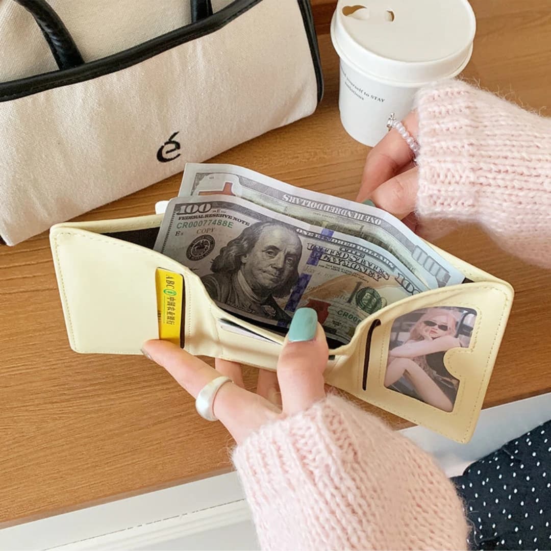 Portafoglio a Tre Ante in Pelle PU, Compatto con Multi-Scomparti per Carte, Portamonete Raffinato per Regali