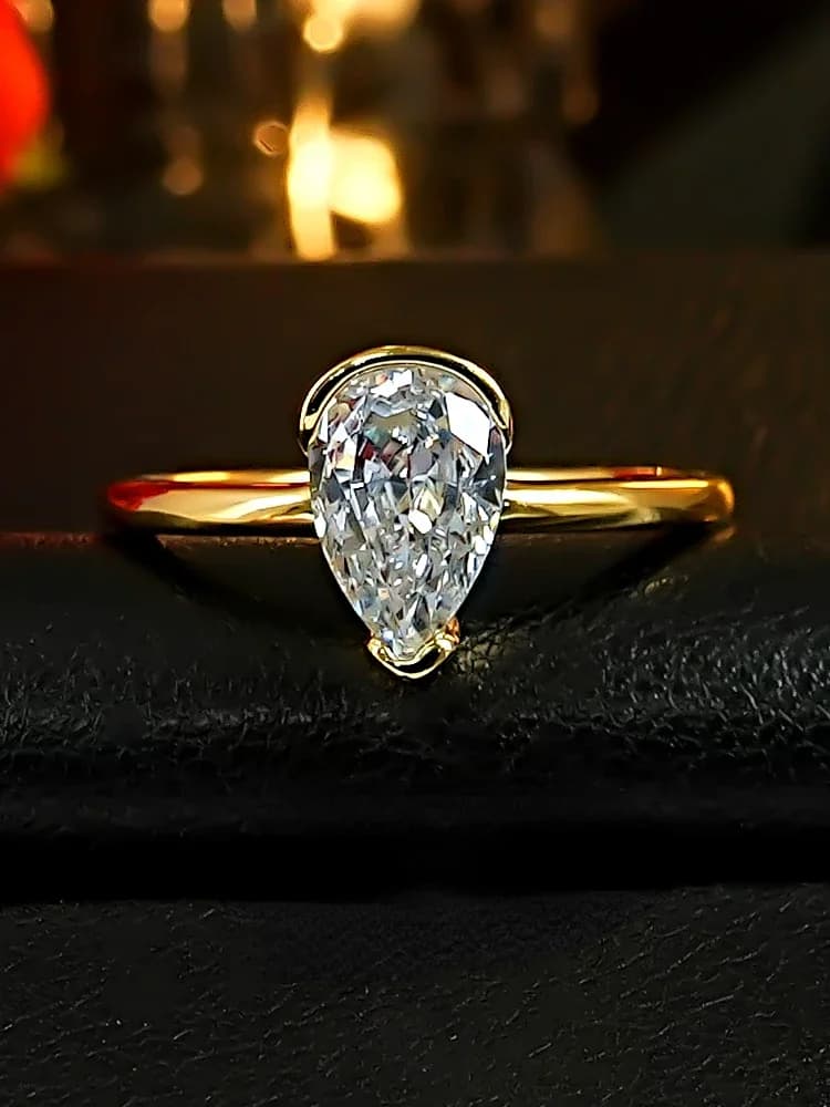 Anello con diamante bianco a goccia d'acqua di lusso leggero da 2 ct per donna Diamante ad alto tenore di carbonio intarsiato in argento 925 Versatile per l'uso quotidiano