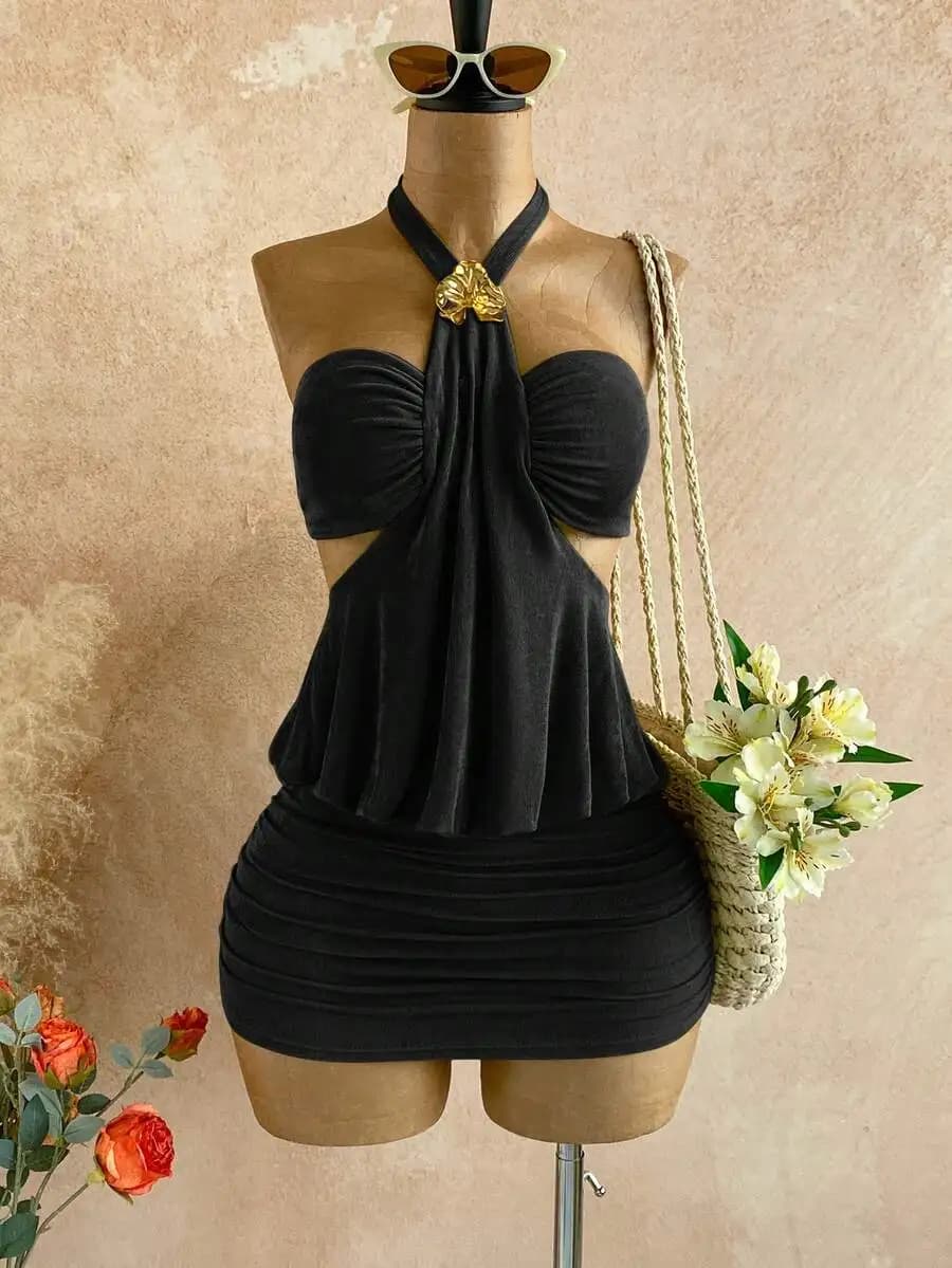 Mini abito nero aderente con collo all'americana, cintura annodata e dettagli traforati, stile boho per le vacanze