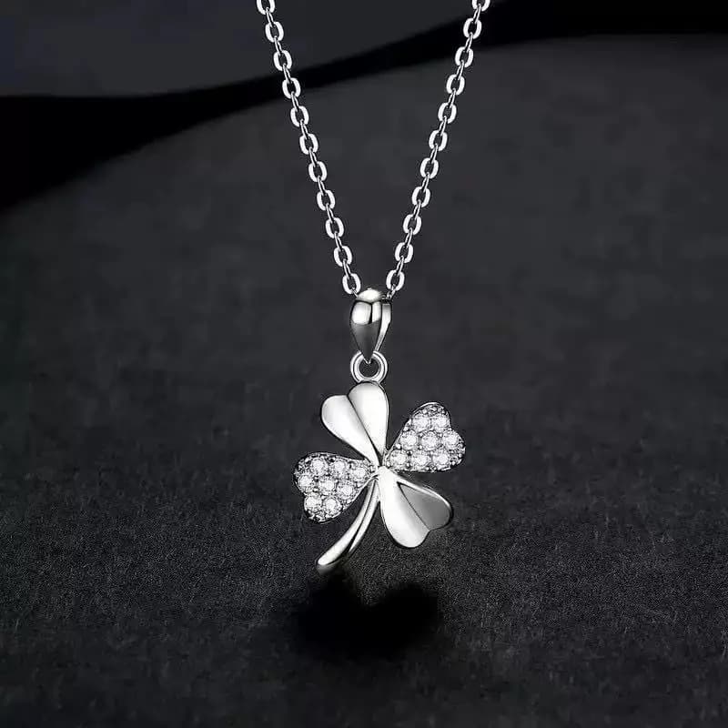 Women's quadrifoil necklace, versatile design, new clavicle chain, discreet luxury niche style, Valentine's Day gift for girlfriend, birthday gift