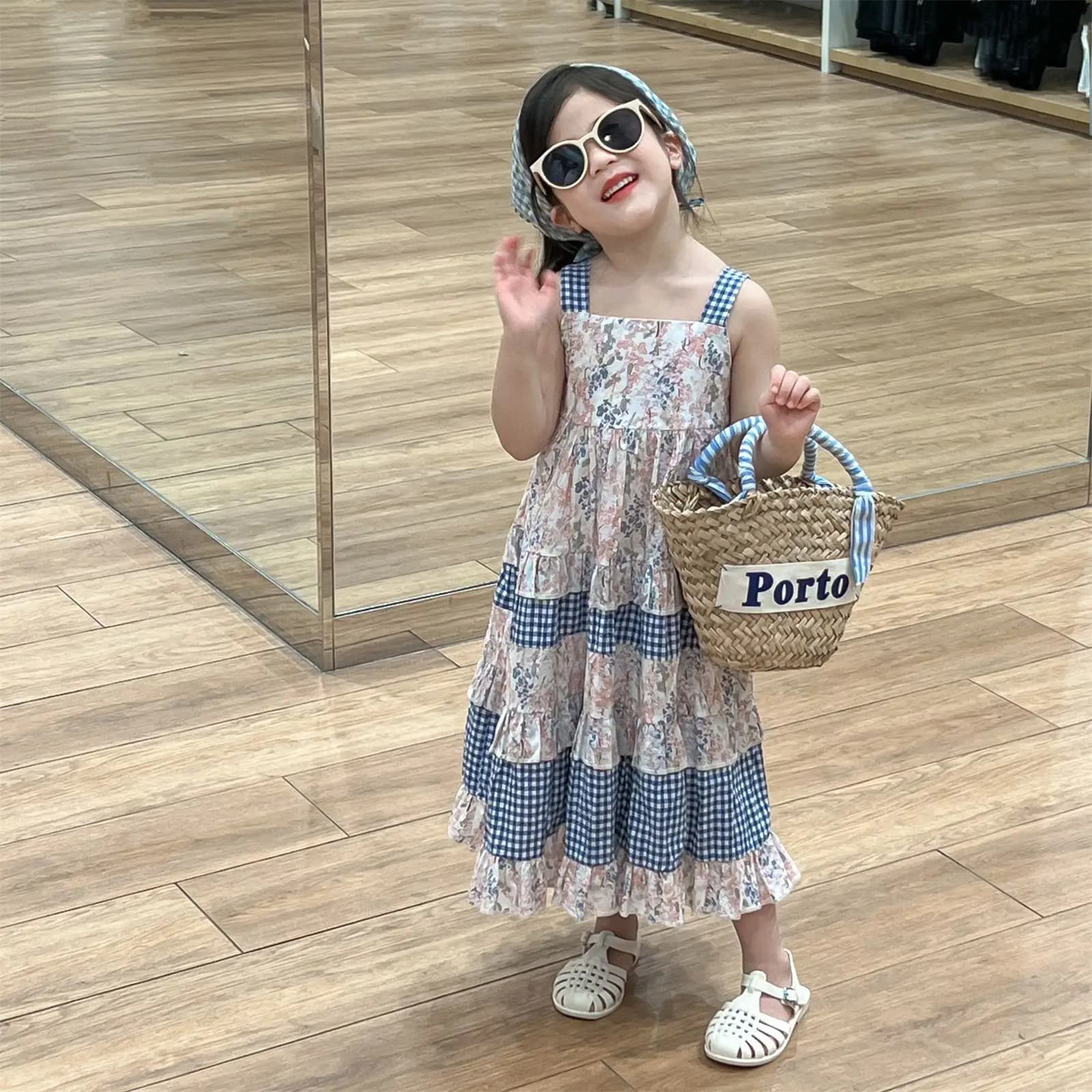 Versione coreana del vestito estivo da ragazza con bretelle, motivo floreale e griglia blu, dolce abito a sospensione con gonna a balze, vestito da principessa
