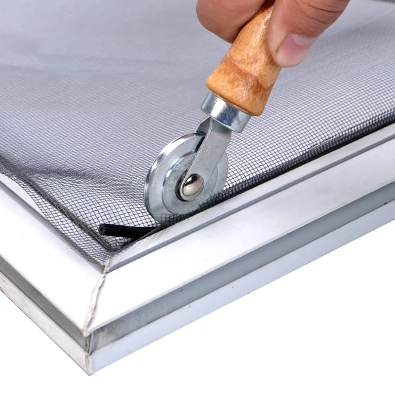 Manico in legno e ruote in acciaio Strumento di rotolamento per installazione a doppia finestra Rullo scanalato a mano Porta schermo durevole per uso domestico