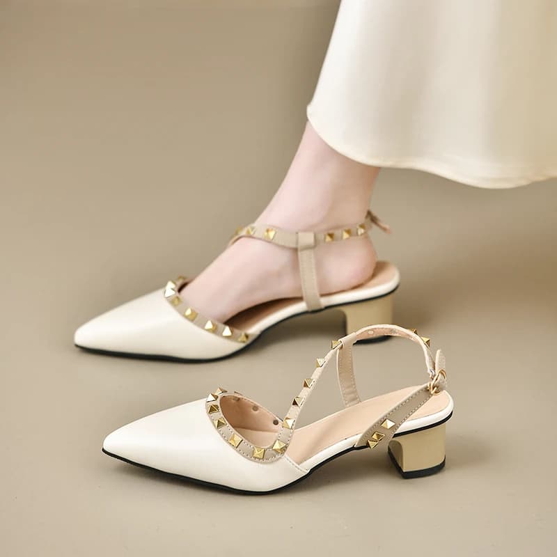 Sandali da donna alla moda con fibbia posteriore lucida, stile europeo e americano, scarpe di tendenza con punta chiusa e borchie dorate