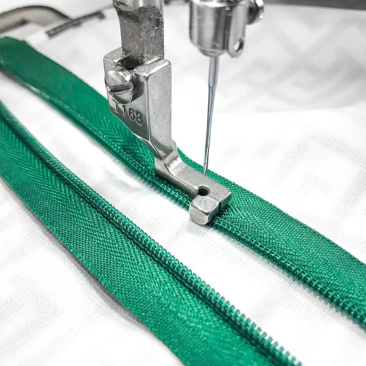 T168 Piede con cerniera per macchina da cucire industriale a punto annodato a 1 ago Tutti gli accessori per cucire in acciaio Piedini per cordoncino Piede per macchina da cucire
