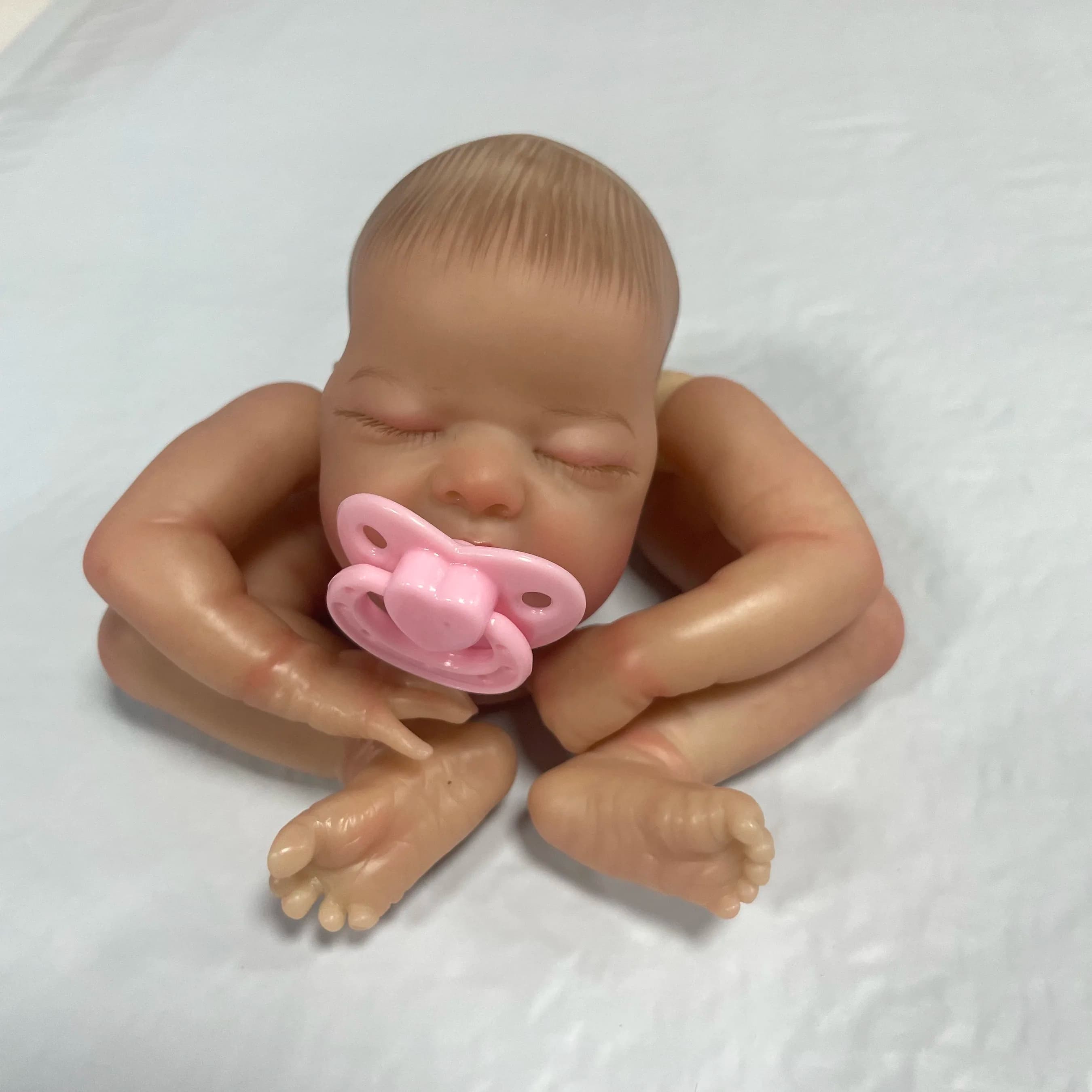 Mini kit bambola rinata da 9 pollici già dipinta Wee Patience con corpo in tessuto Stampo per pelle dipinta in 3D Parti di bambola fatte a mano di alta qualità