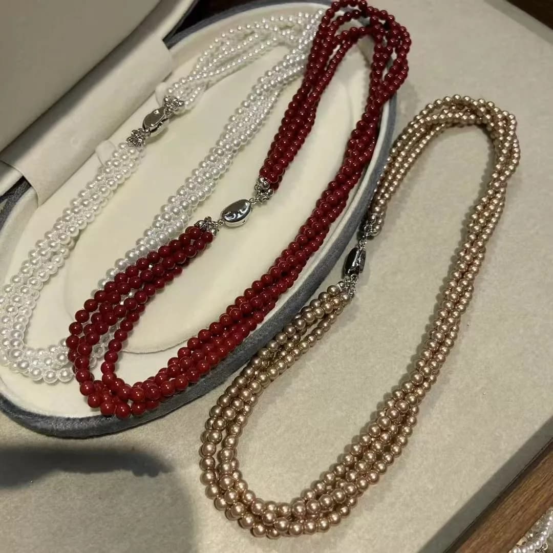 Collana di perle versatile alla moda dal temperamento francese a tre strati, catena di clavicole twist di fascia alta alla moda e squisita n