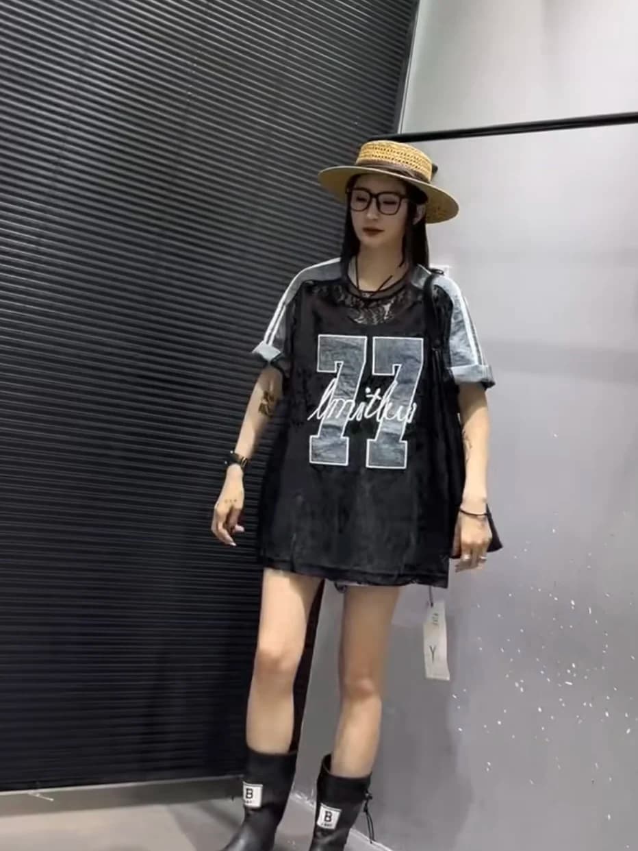Nuovo set estivo da donna con top a maniche corte con inserti in pizzo e pantaloncini con coulisse, in tessuto misto cotone e poliestere.