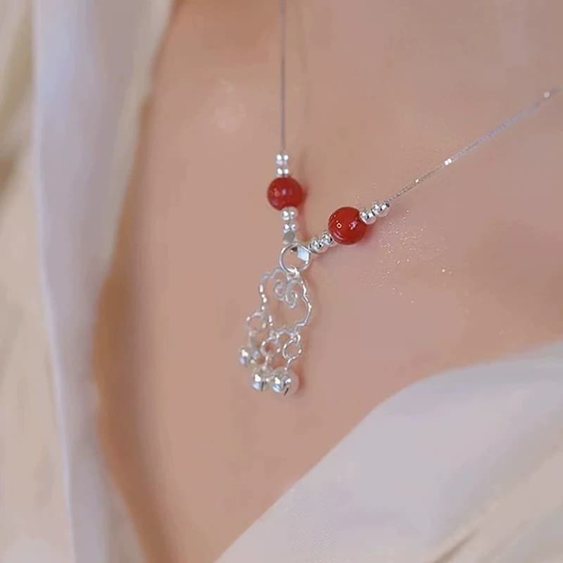 Collana con ciondolo con lucchetto scavato per donne e ragazze, dolce stile cinese, nappa argentata, campana, perline rosse, gioielli con catena a maglie