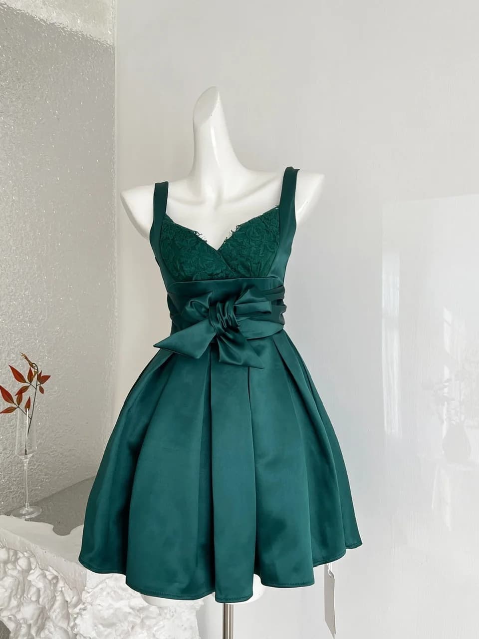 Abito Sexy in Pizzo con Spalline Annodate, Scollo a V, Vita Stretta, Gonna Corta Vaporosa, Stile Puro Desiderio, in Fibra di Poliestere